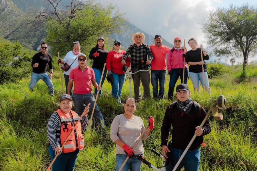 Alcalde Jesús Nava arranca programa de limpieza en parques de Santa Catarina