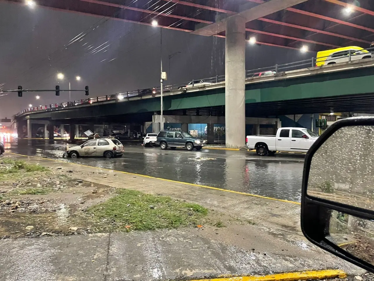 Afectaciones en la avenida Fidel Velázquez debido a las lluvias. Foto: Brenda Reza.