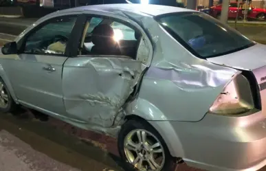 Jóvenes briagos huyen tras chocar y derribar una palmera