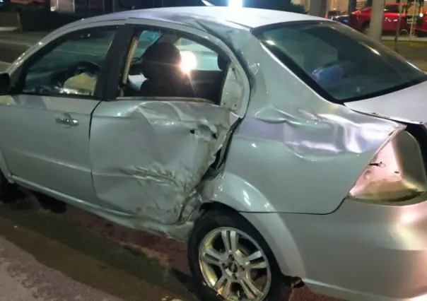 Jóvenes briagos huyen tras chocar y derribar una palmera