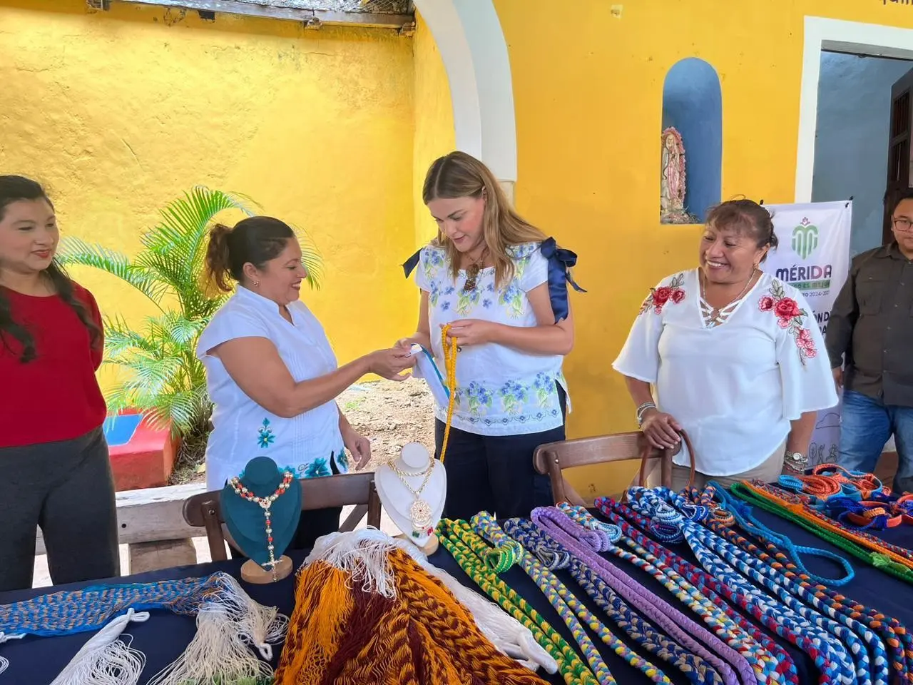 Durante la jornada del jueves, la   alcaldesa de Mérida tuvo un encuentro con mujeres artesanas y productoras.- Foto de Patricia Euan