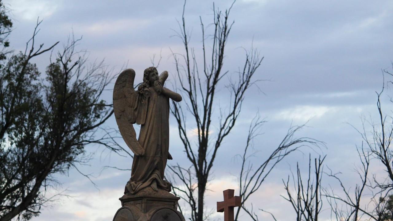 Una estatua fúnebre del Panteón de Oriente. Foto; Gerardo Lares.