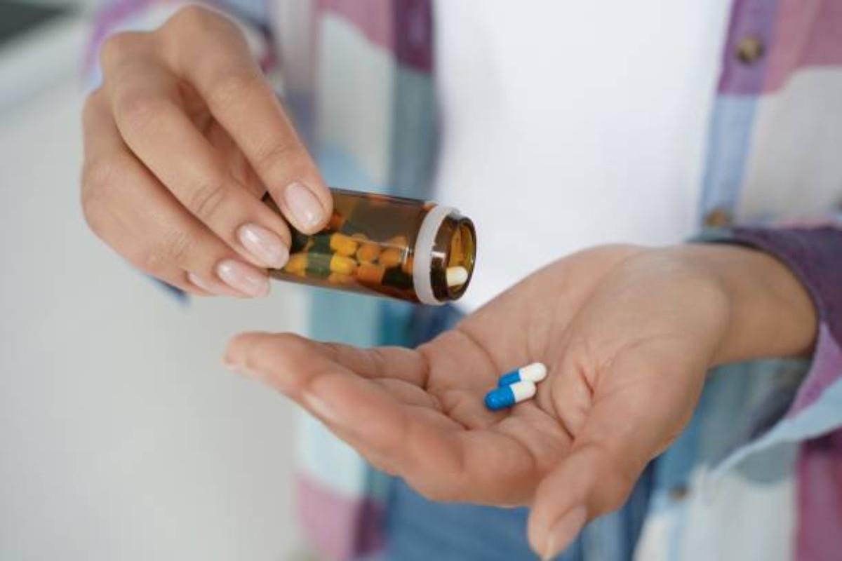 Mujer sirviendo medicamento Foto: Pexels