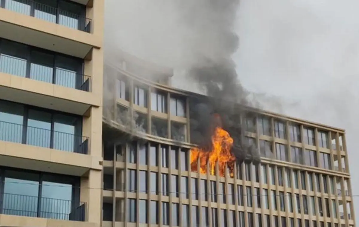 Se registró un incendio en el sexto piso de los departamentos Akumal, ubicados en la colonia Residencial Chipinque, del municipio de San Pedro. Foto: Redes