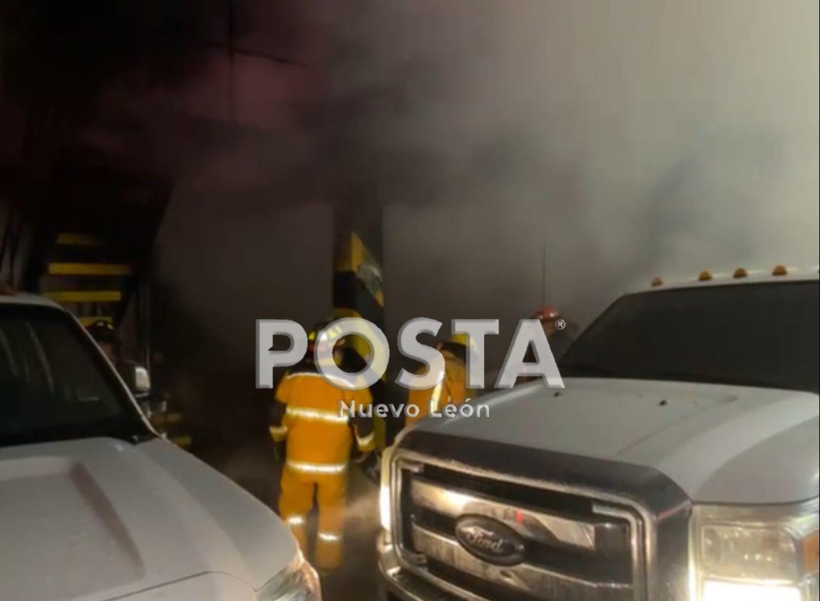 Bomberos de Protección Civil municipal y estatal atendiendo el siniestro. Foto: POSTA MX.