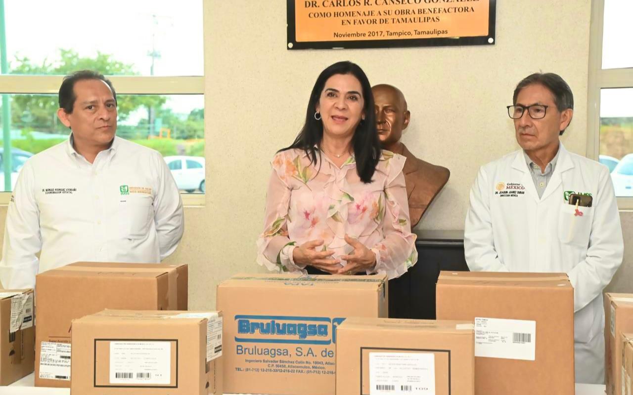 Recibe la alcaldesa Mónica Villarreal el lote de medicamentos. Foto: Axel Hassel