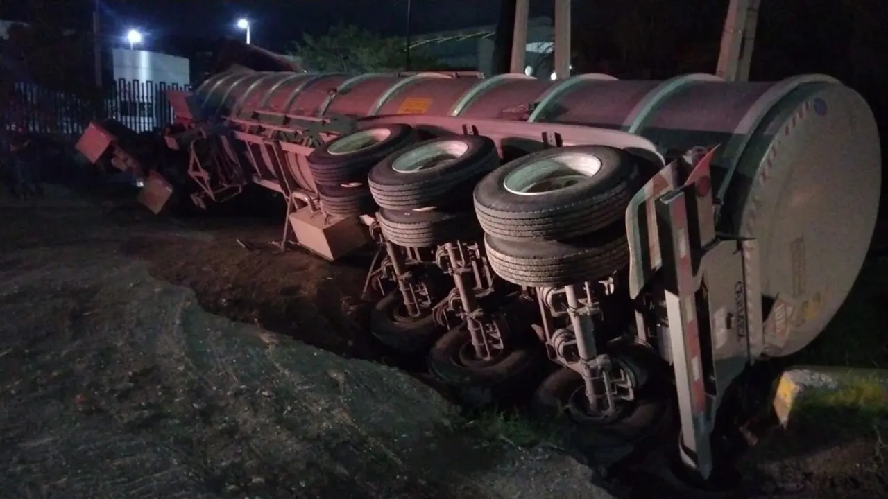 Pipa cargada con etanol volcada en el municipio de Santa Catarina: Jaguares Protección Civil de Santa Catarina.