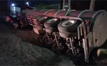 Casi trágico: Pipa cargada con etanol vuelca en Santa Catarina (VIDEO) Casi trágico: Pipa cargada con etanol vuelca en Santa Catarina (VIDEO)