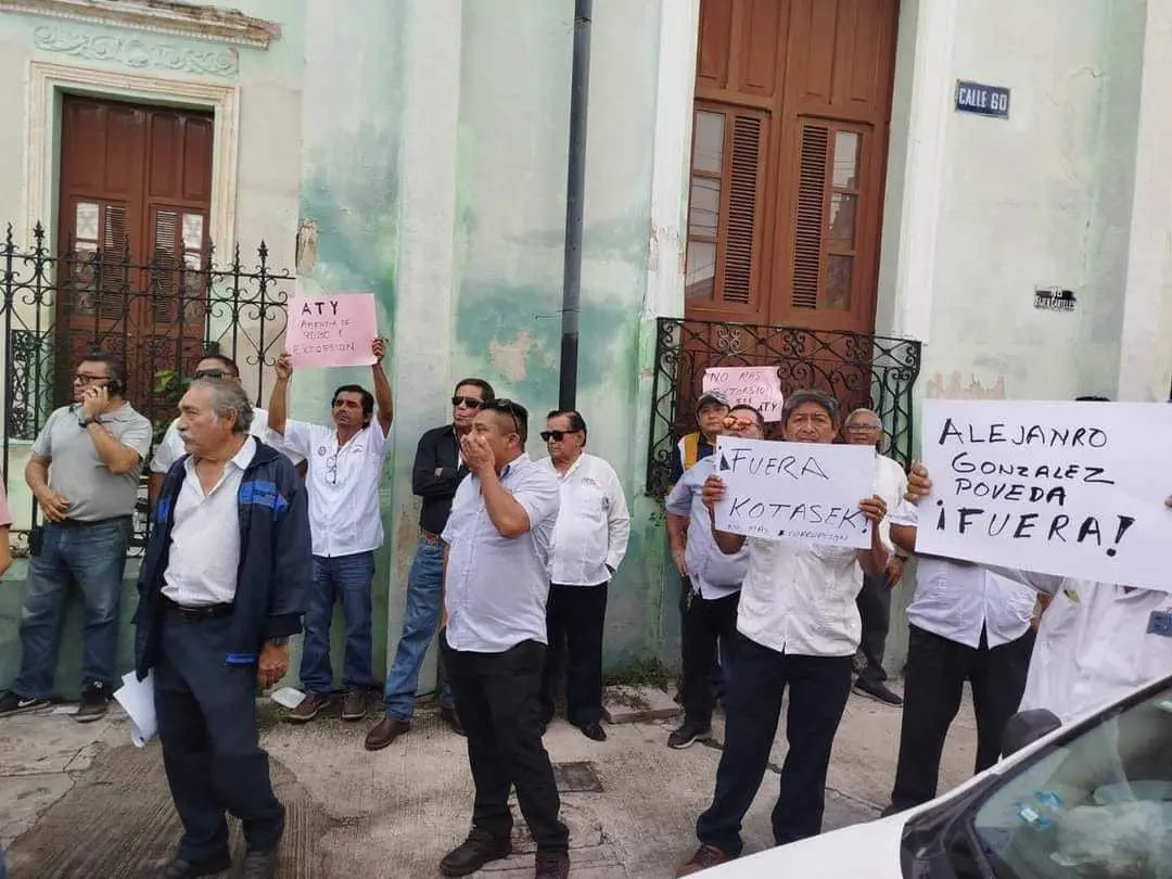 Ante diversas anomalías en el FUTV y la ATY, taxistas yucatecos se manifestaron la mañana de este viernes bloqueando un tramo de la calle 60.- Foto de Eco Yucatán