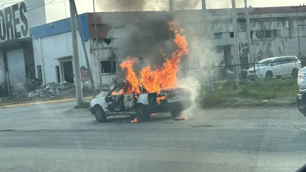 Abandonan vehículo incendiado en Ramos Arizpe