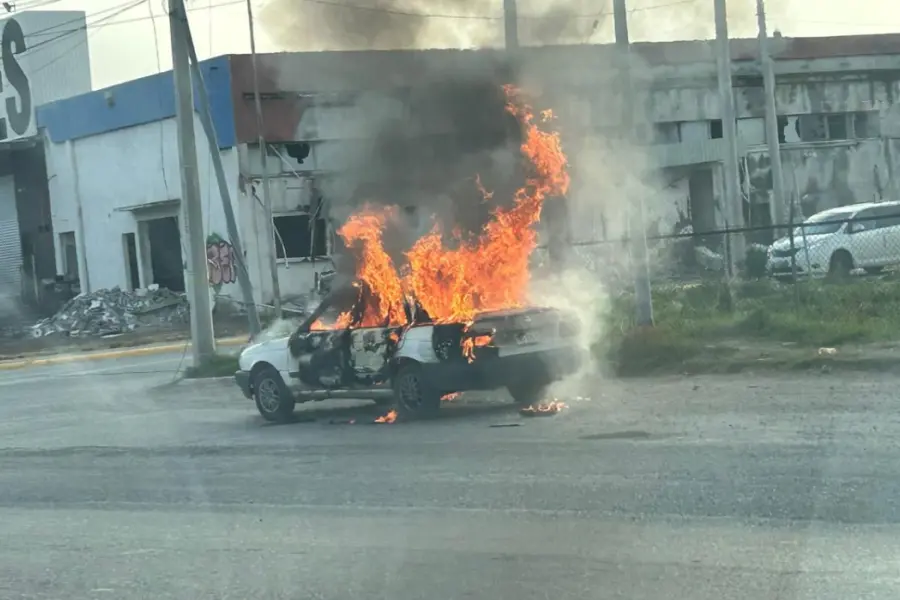 Abandonan vehículo incendiado en Ramos Arizpe