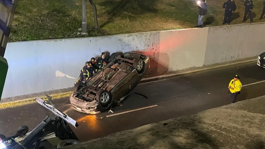 Viaducto Río Piedad: Conductor vuelca por manejar a exceso de velocidad (FOTOS)