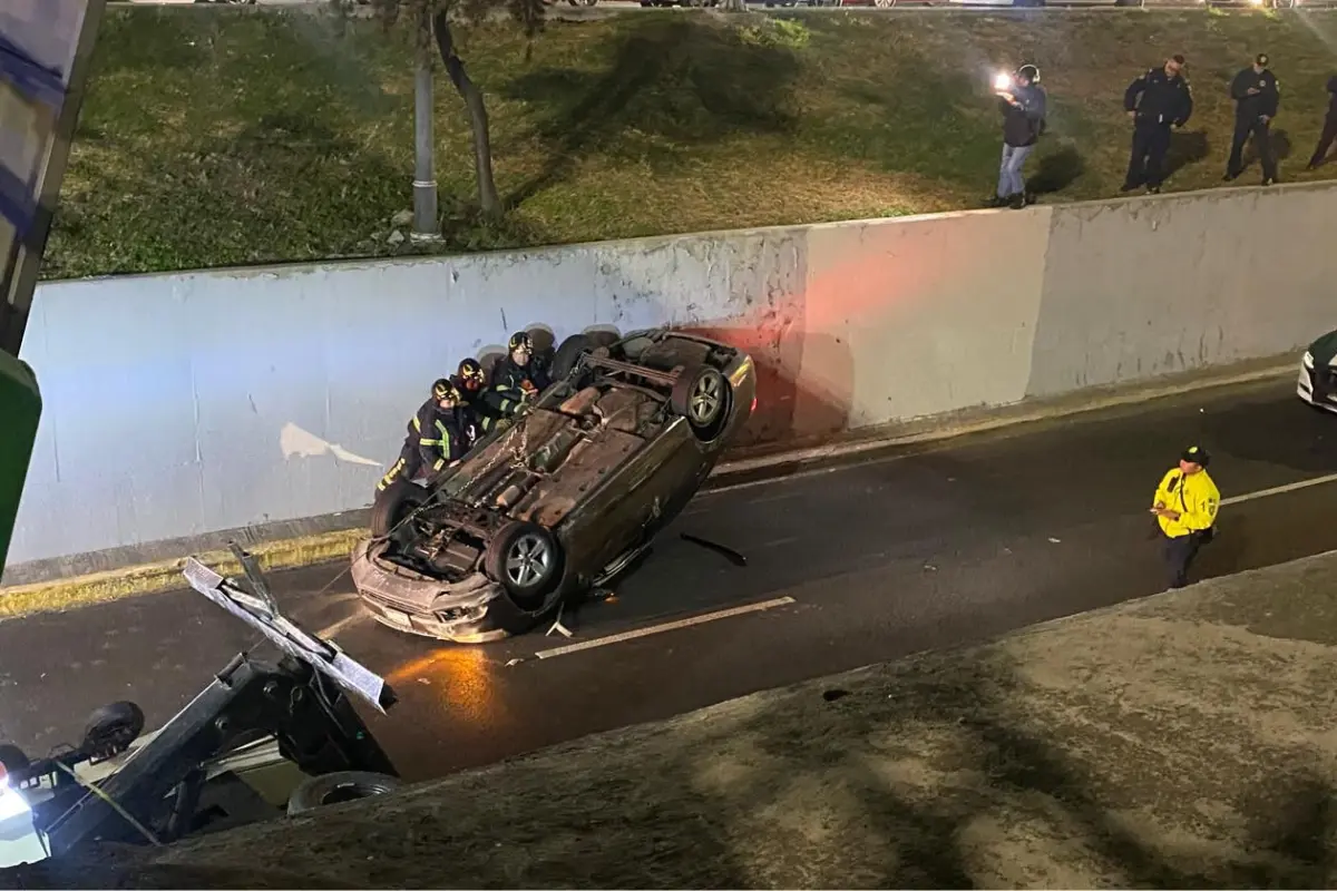 Auto volcado en Viaducto. Foto: Ramón Ramírez