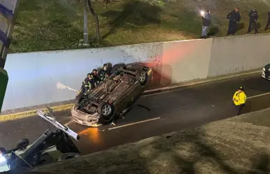 Viaducto Río Piedad: Conductor vuelca por manejar a exceso de velocidad (FOTOS)