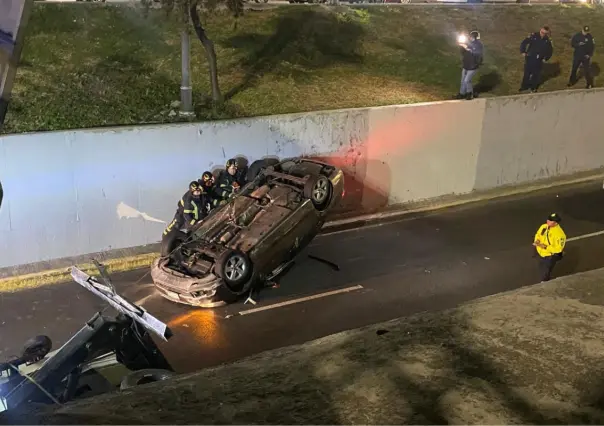 Viaducto Río Piedad: Conductor vuelca por manejar a exceso de velocidad (FOTOS)