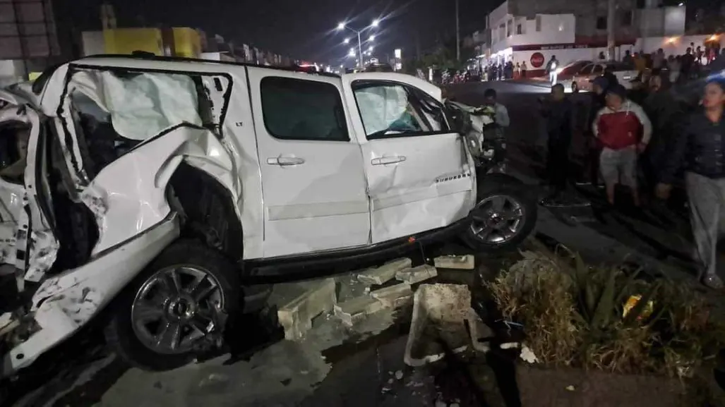 Grúa aplasta camioneta en Hacienda Narro: VIDEO