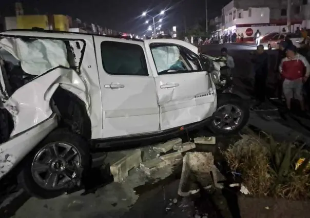 Grúa aplasta camioneta en Hacienda Narro: VIDEO