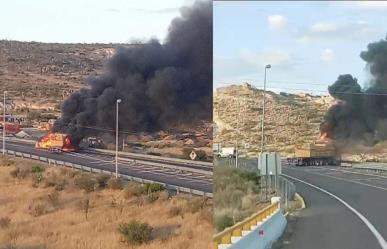 Supercarretera: Se incendia tracto camión cerca de la caseta Garabitos