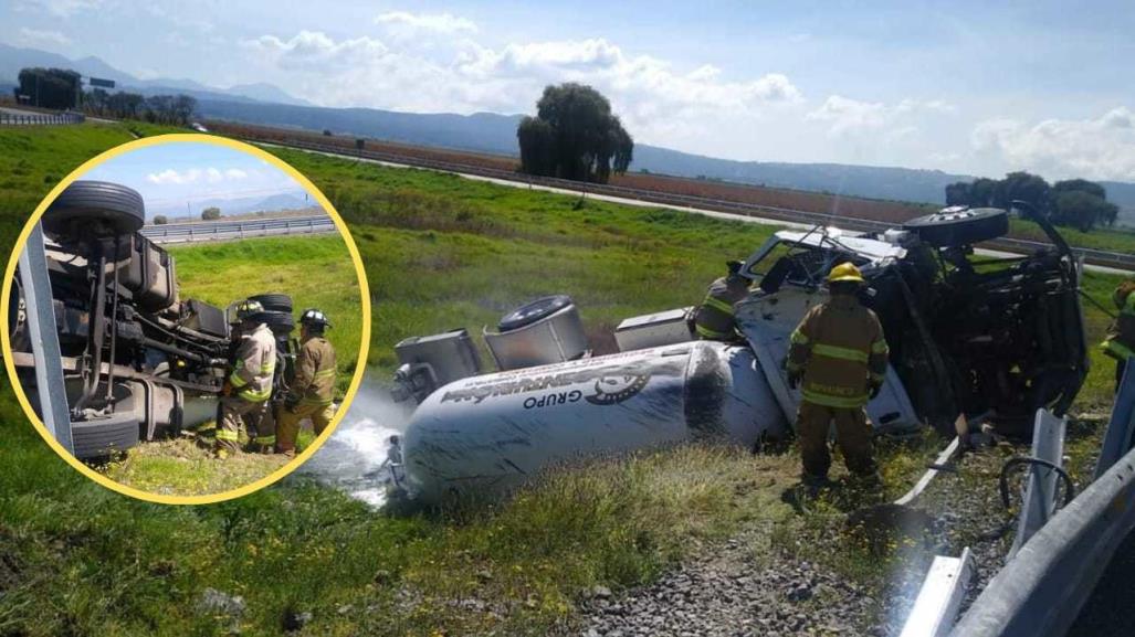 Pipa de gas vuelca en la autopista Lerma-Tres Marías; se reportan heridos y fuga