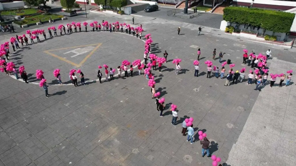 Mujeres de Nezahualcóyotl crean moño humano rosa para concientizar sobre cáncer