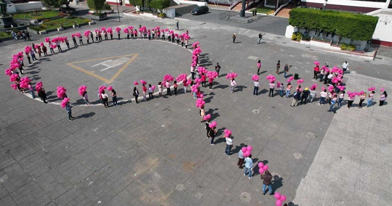 Mujeres de Nezahualcóyotl crean moño humano rosa para concientizar sobre cáncer de mama. Foto: Cortesía