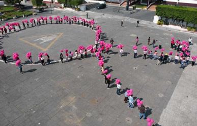 Mujeres de Nezahualcóyotl crean moño humano rosa para concientizar sobre cáncer