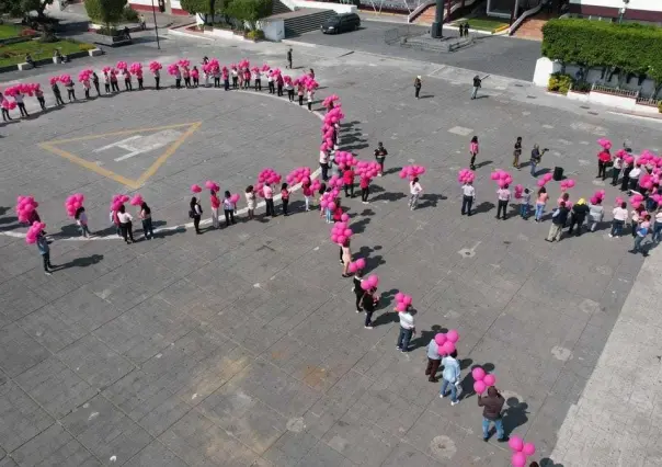 Mujeres de Nezahualcóyotl crean moño humano rosa para concientizar sobre cáncer