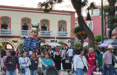 Atlixco celebra Día de Muertos con monumentales catrinas, ¡destino imperdible!