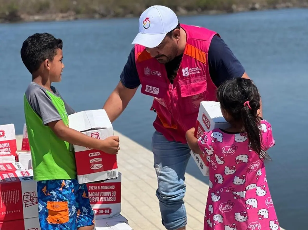Entrega Igualdad e Inclusión ayuda a afectados por huracán John