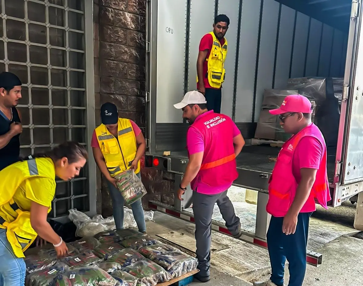 Entrega Igualdad e Inclusión ayuda a afectados por huracán John