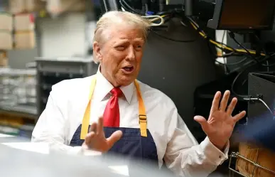 Donald Trump prepara papas fritas en McDonalds para su campaña electoral