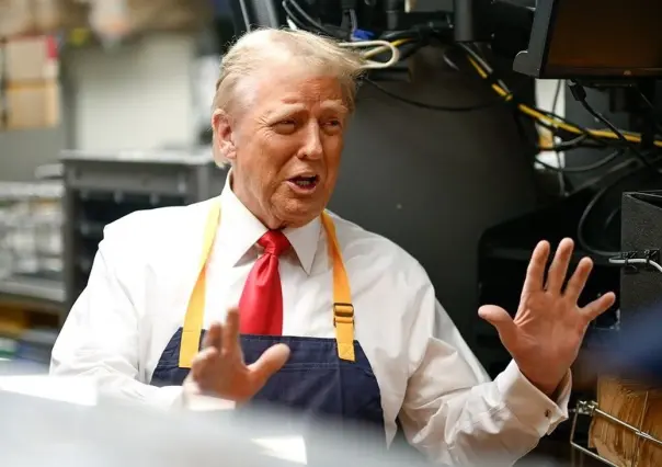 Donald Trump prepara papas fritas en McDonalds para su campaña electoral