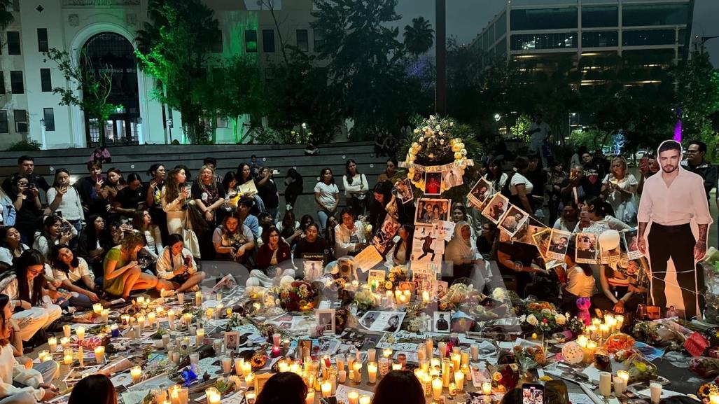 Fans de One Direction rinden tributo a Liam Payne en la Macroplaza de Monterrey