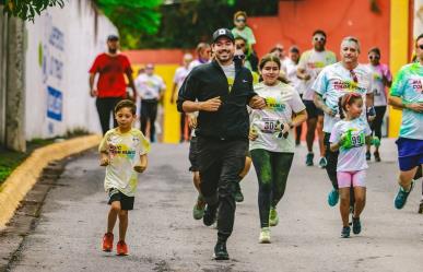 Más de 1,500 corredores apoyan la educación en Santiago con lluvia de colores