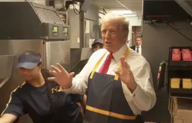 Donald Trump trabaja en McDonalds; atiende drive-thru