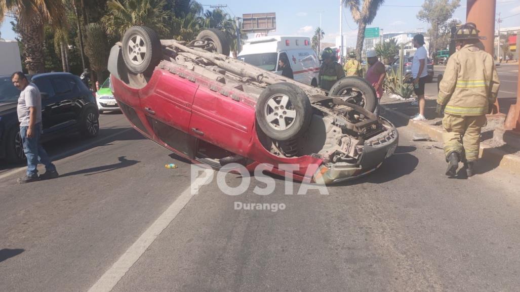 Volcadura: Joven lesionado tras accidente frente a unidad administrativa