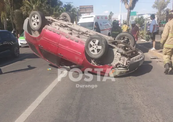 Volcadura: Joven lesionado tras accidente frente a unidad administrativa