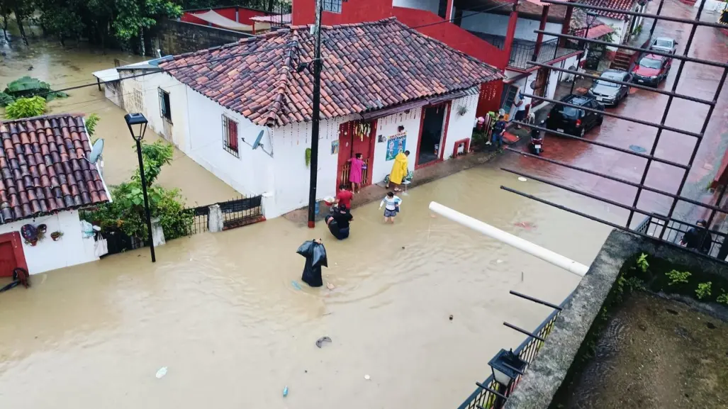 En Tabasco, fuertes lluvias provocan inundaciones y desbordo de ríos