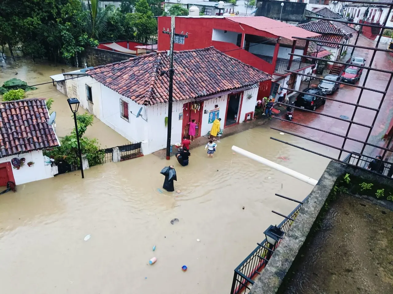 Fuertes lluvias provocan desbordamiento de ríos e inundaciones en Tabasco. Foto: Cortesía | 30 zona Militar.