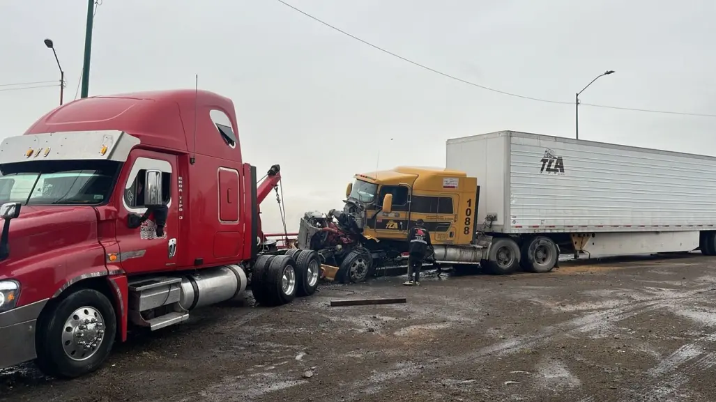 ¡Se salva! Tráiler queda al borde de caída fatal en Tlalnepantla