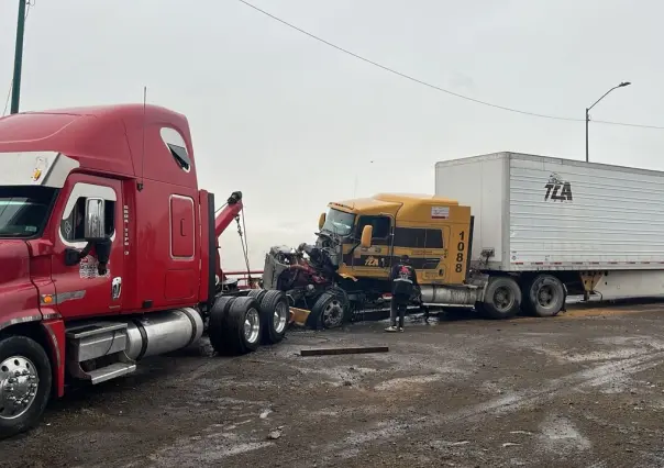 ¡Se salva! Tráiler queda al borde de caída fatal en Tlalnepantla