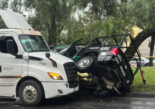 Tráiler impacta patrulla y deja un policía muerto en Iztacalco