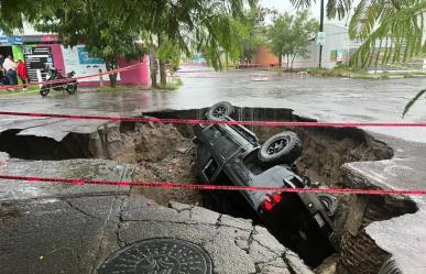 Catemaco: un desaparecido arrastrado por la corriente y una camioneta en socavón