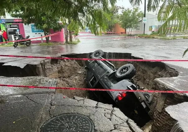 Catemaco: un desaparecido arrastrado por la corriente y una camioneta en socavón
