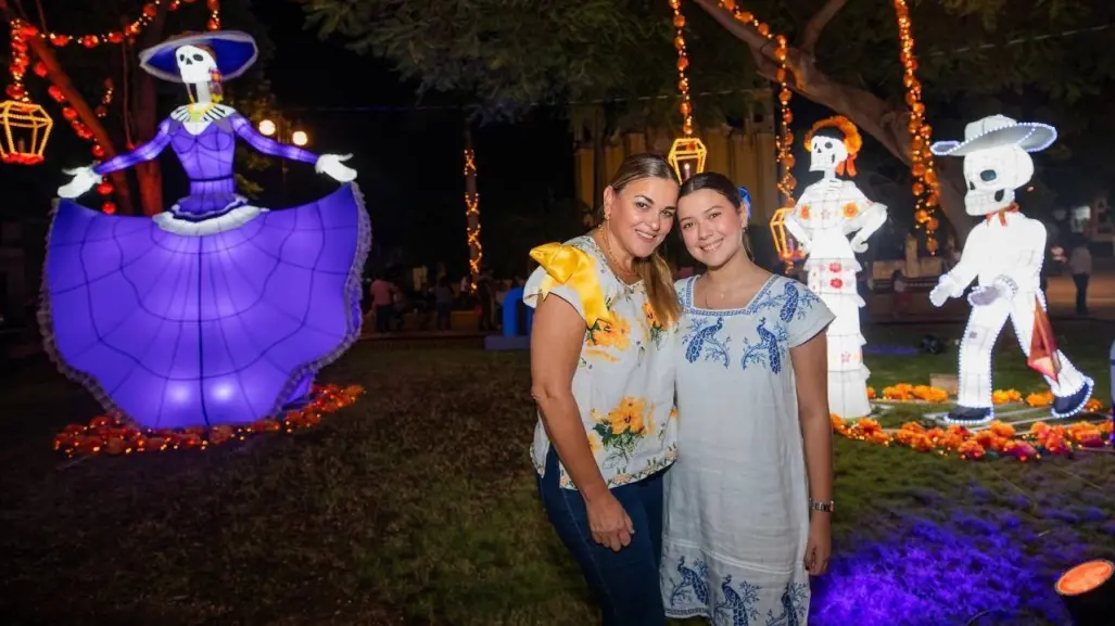 Encienden luces y estatuas gigantes en el Paque de San Juan de Mérida