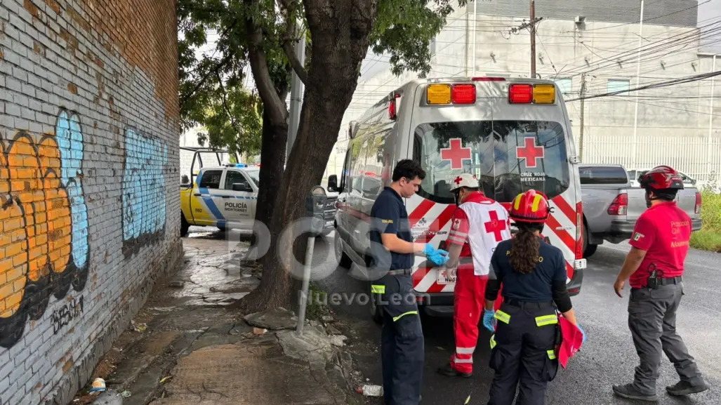 Apuñalan y balean a hombre en pleno centro de Monterrey (VIDEO)