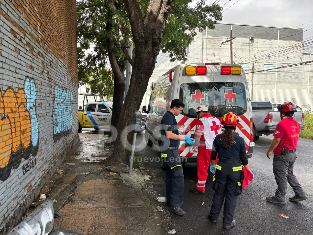 Paramédicos de la Cruz Roja atendiendo al herido. Foto: POSTA MX.