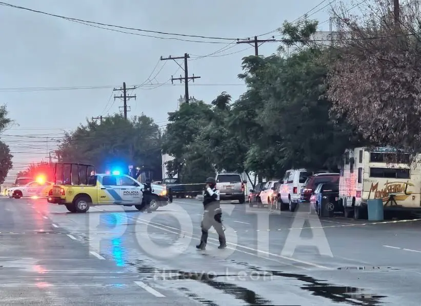 Autoridades del municipio de Monterrey en la indagatoria de los restos humanos. Foto: POSTA MX.