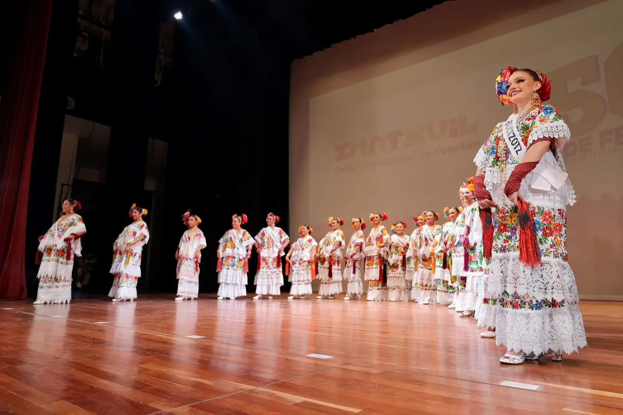 La segunda ronda del certamen para elegir a la embajadora de la Feria Yucatán Xmatkuil 2024 se llevó a cabo en el teatro José María Iturralde y Traconis de Valladolid.- Foto cortesía