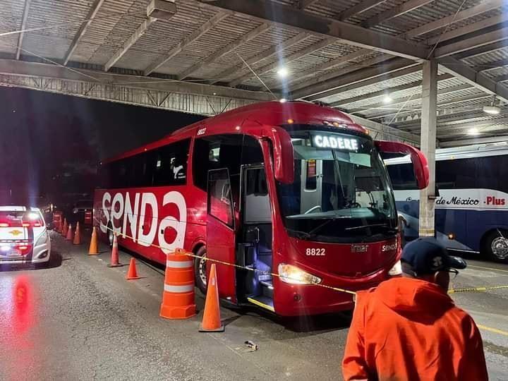 Un pasajero de un autobús de la línea SENDA, que viajaba desde Tampico hacia Cadereyta, Nuevo León, falleció a bordo después de presentar problemas para respirar. Foto: Redes sociales